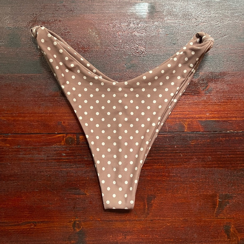 Suzanne bottoms
St. Barts
Gently worn
Size M
SKATIE